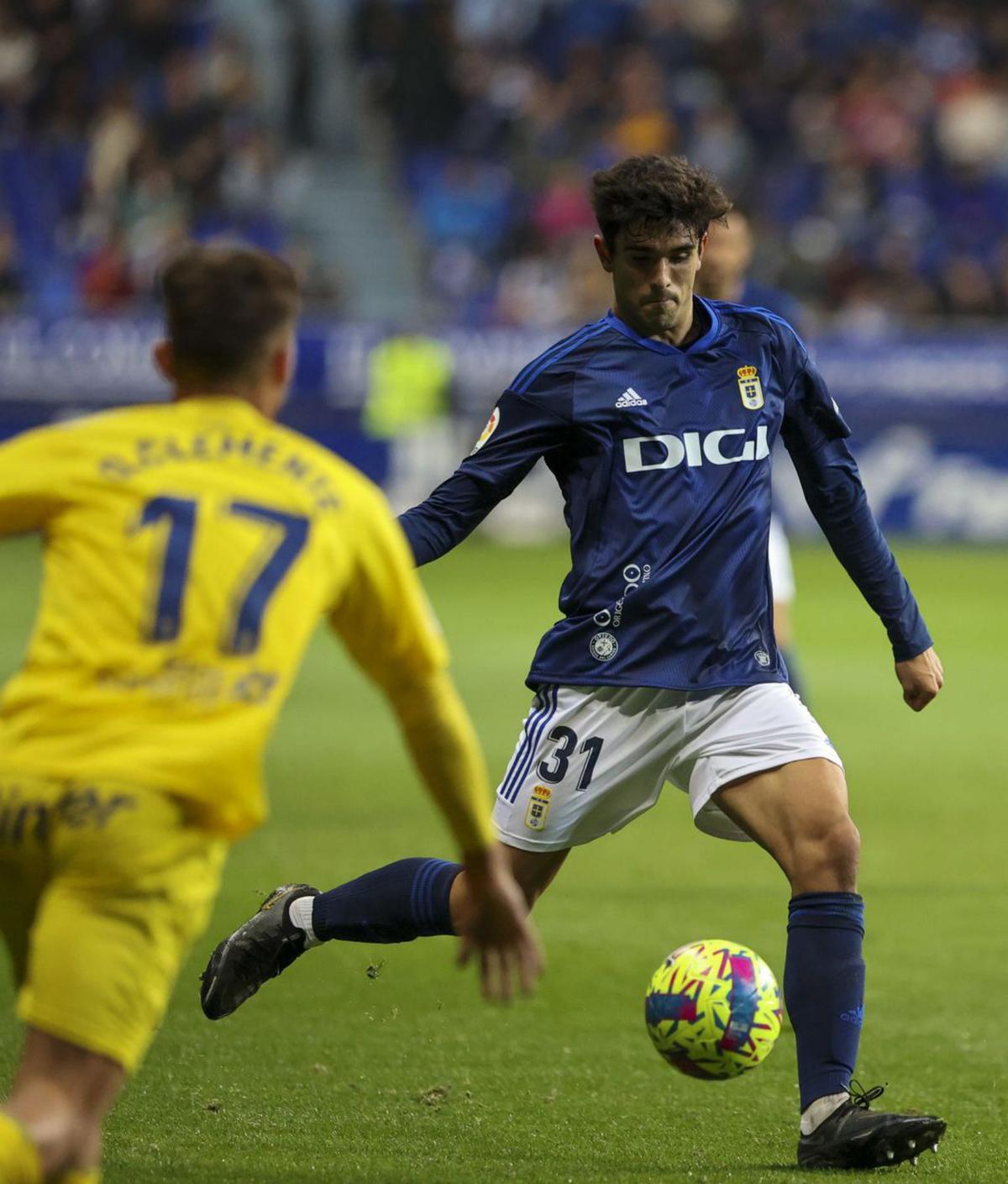 En la imagen de la izquierda, Jimmy, en el aire, con Marvin tirado en el suelo; a la derecha, Mángel se dispone a dar un pase ante Las Palmas, con Clemente en primer término. | M. L.