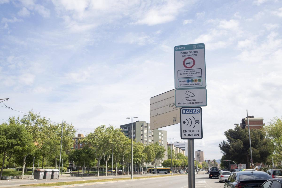 Cartel de la Zona de Bajas Emisiones, actualmente en suspenso en Badalona, a la altura del barrio de Sant Roc