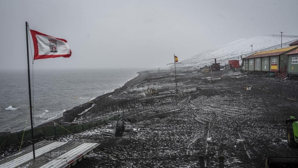 La bandera de Gijón ondea en la Antártida