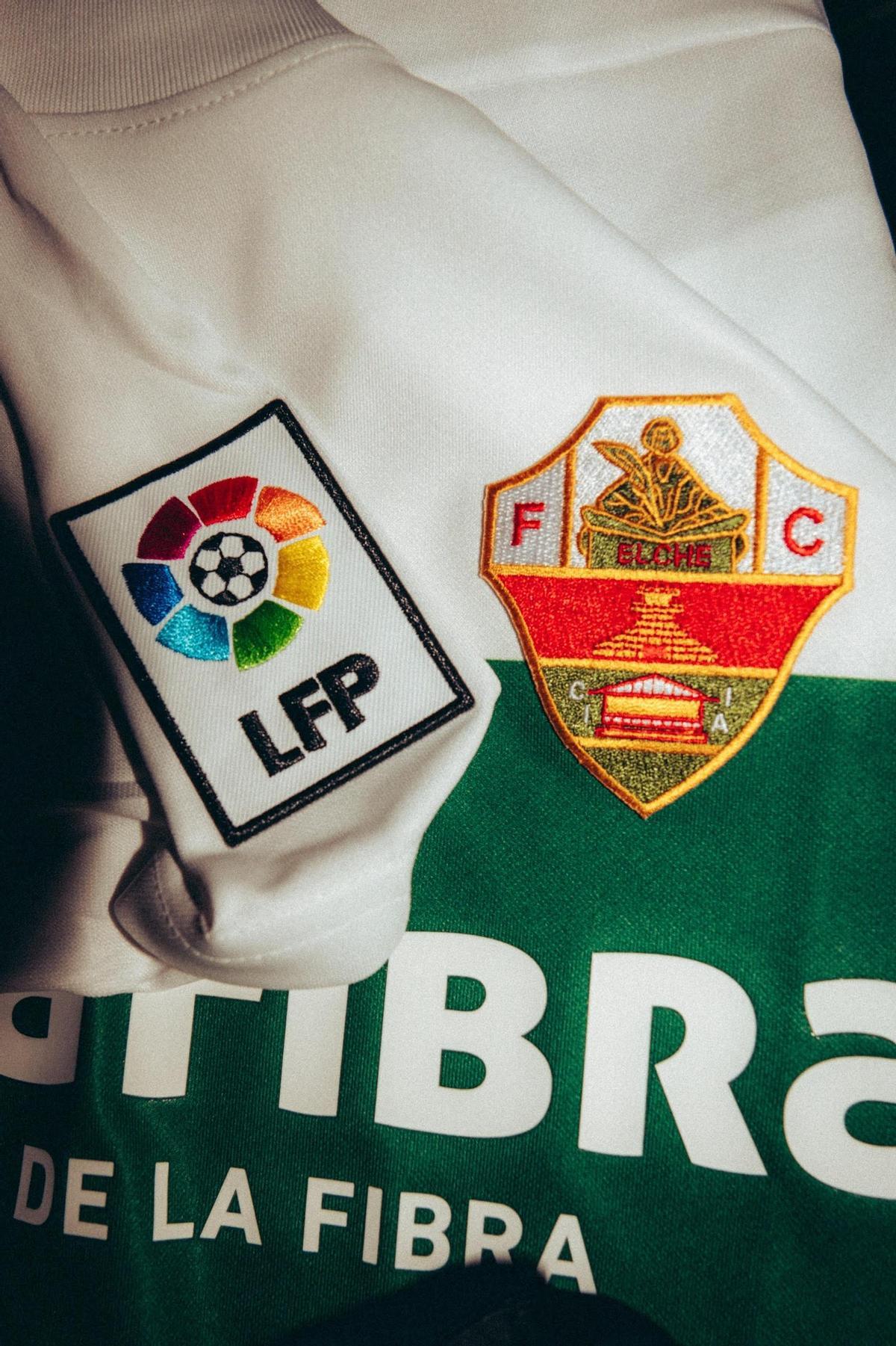 Detalle de la camiseta del Elche para la jornada retro de LaLiga.