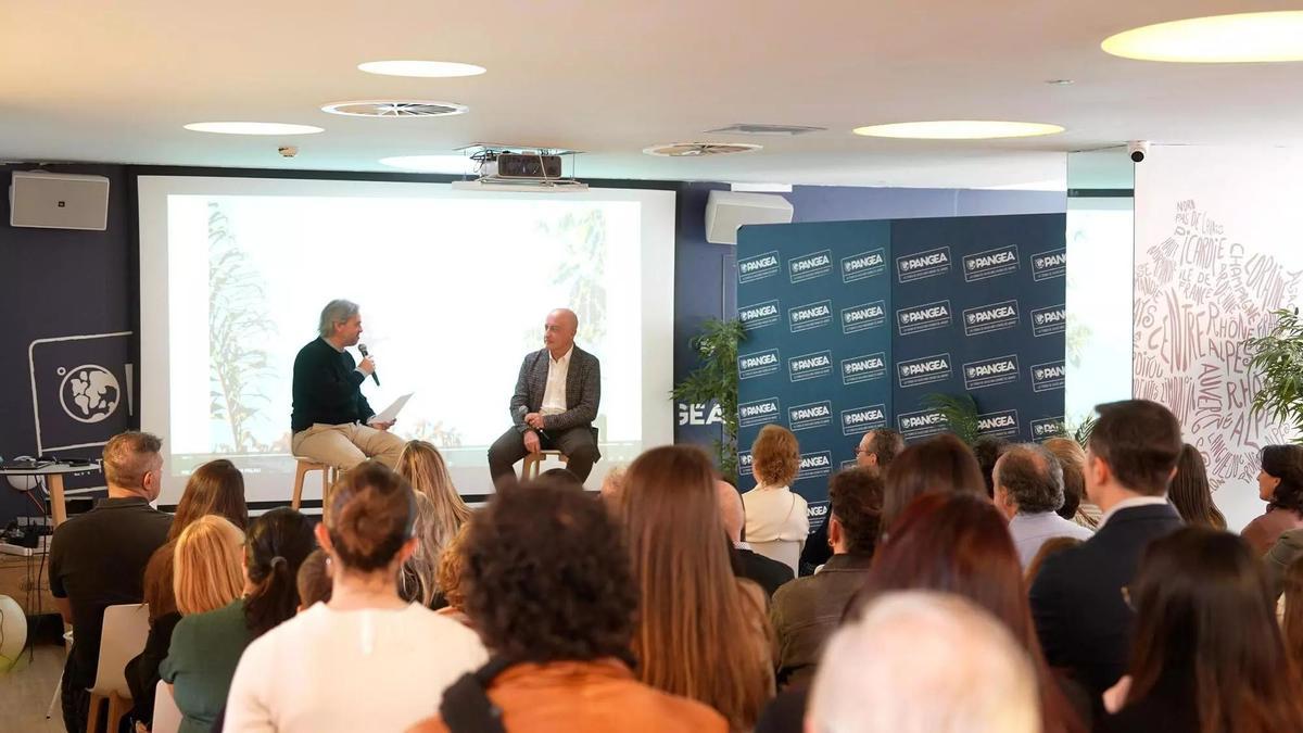 Uno de los momentos de la presentación del libro, conducida por Daniel Landa.