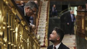 El portavoz de ERC en el Congreso, Gabriel Rufián, conversa en el hemiciclo con el portavoz socialista, Patxi López.