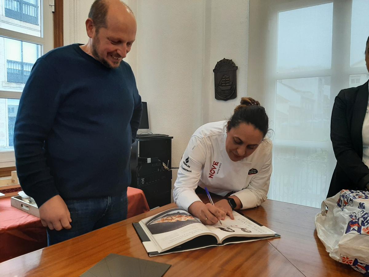 La cocinera firma en una página dedicada a ella en un libro sobre la alta cocina en Galicia.