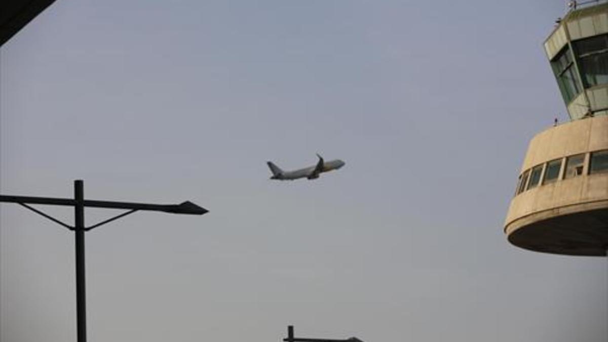 Despegue 8Un avión sale del aeropuerto de El Prat, ayer.