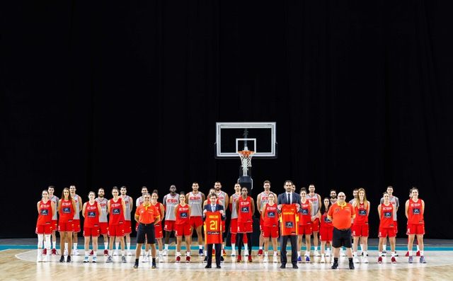 La Familia, selecciones masculina y femenina de baloncesto