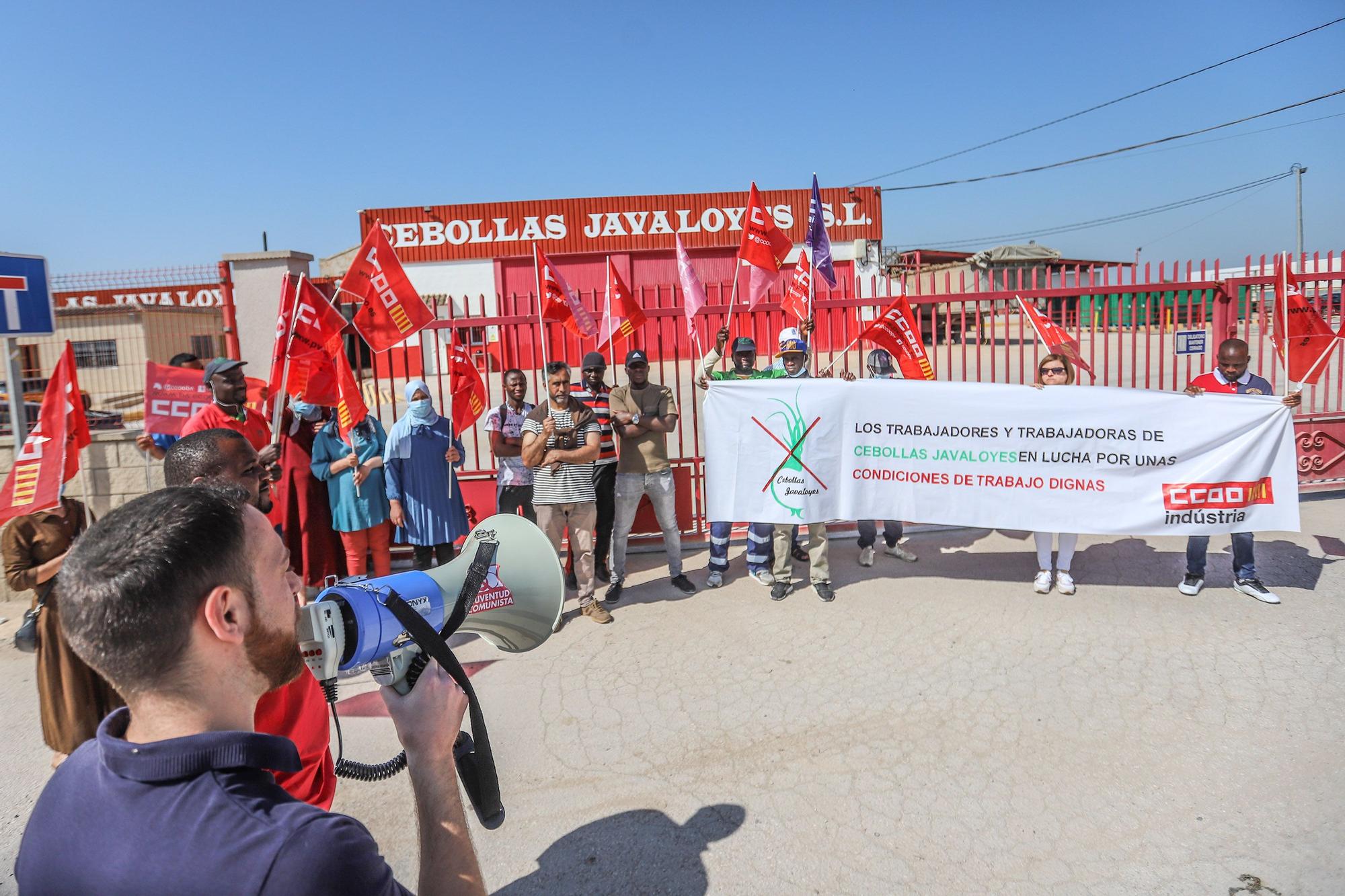 Trabajadores de Cebollas Javaloyes en Cox se concentran por "trato discriminatorio y represión sindical" en el día del Ramadán