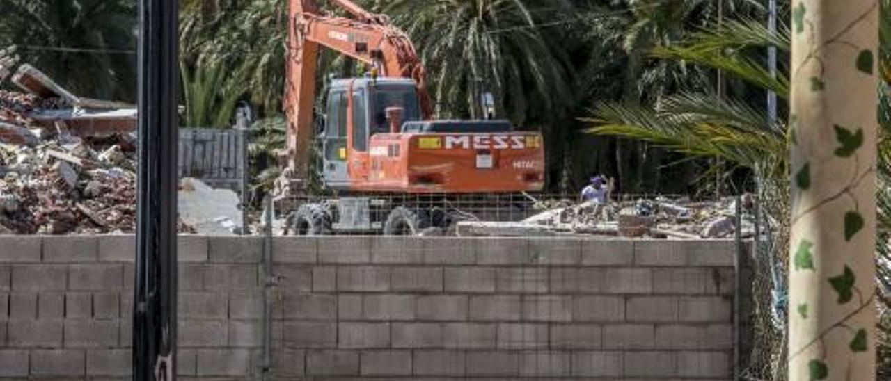 Según informaron ayer los vecinos, el pasado jueves se personó el Seprona de la Guardia Civil y paralizó el trabajo de limpieza de la máquina pesada