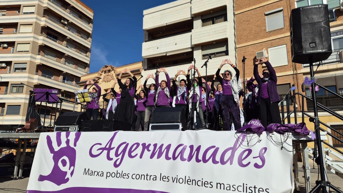 Insitituciones y asociaciones de la zona cero participaron en un acto reivindicativo por le 25-N en Sedaví.