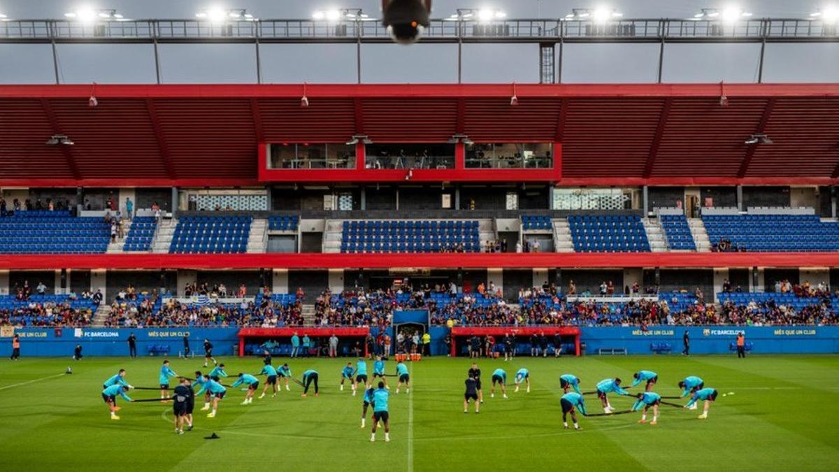 La plantilla del Barça se entrena a puerta abierta en el Estadi Johan Cruyff.