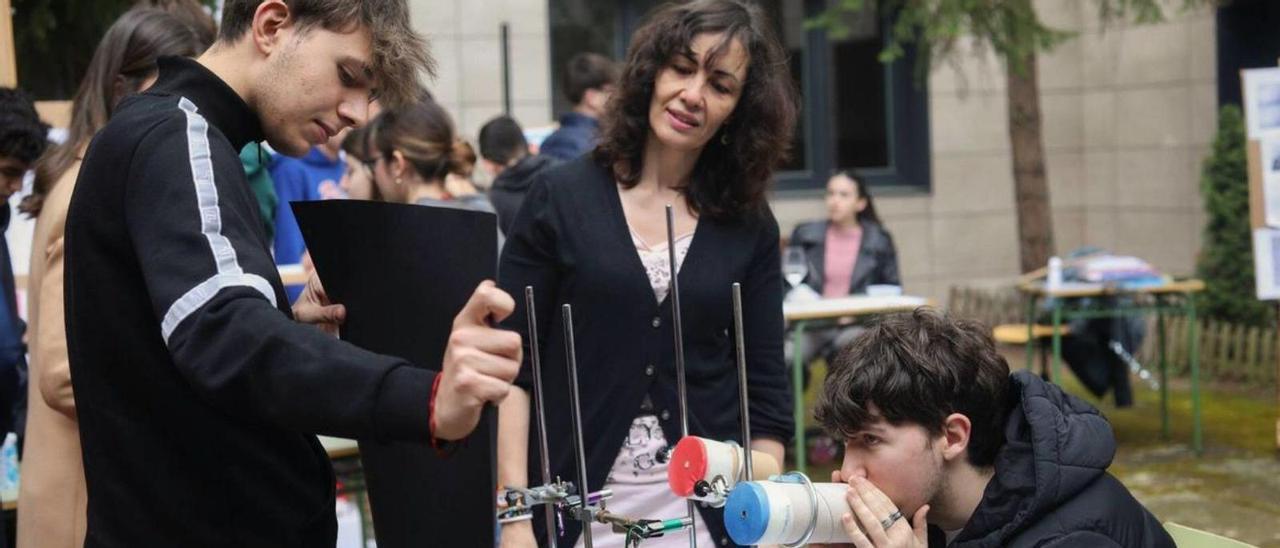 La profesora Patricia de Pedro Gestoso supervisa uno de los experimentos. | Alba prieto