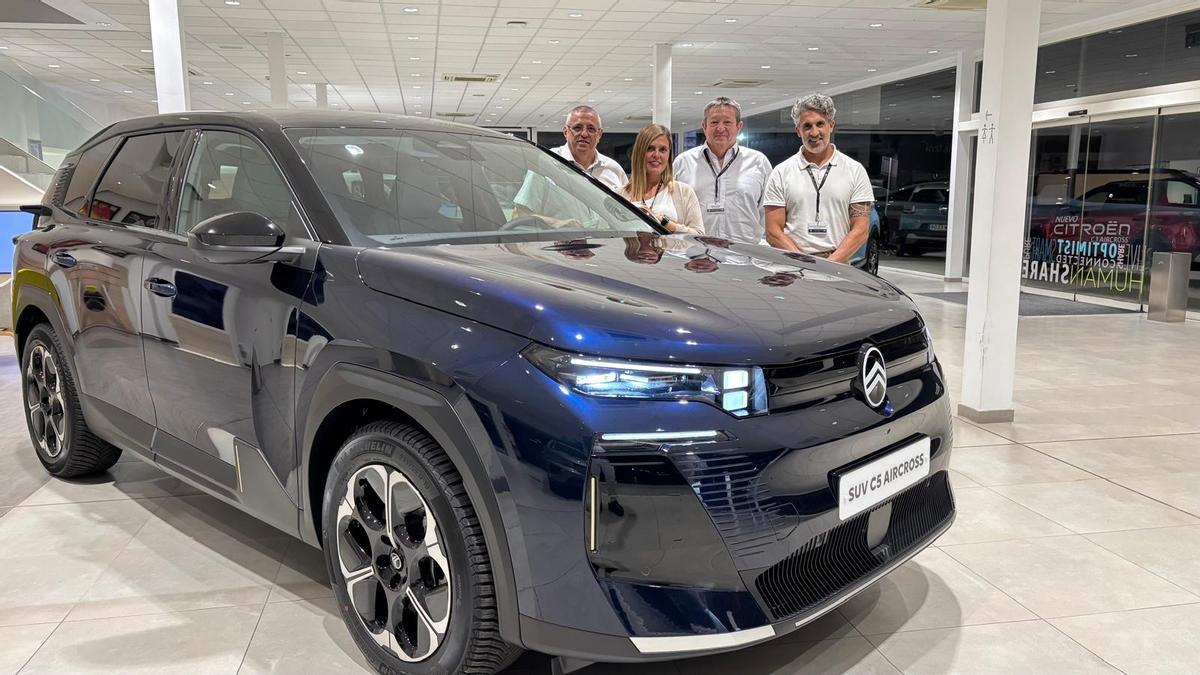 El equipo de ventas de Stellantis & You Palma , junto al nuevo Citroën C5 Aircross