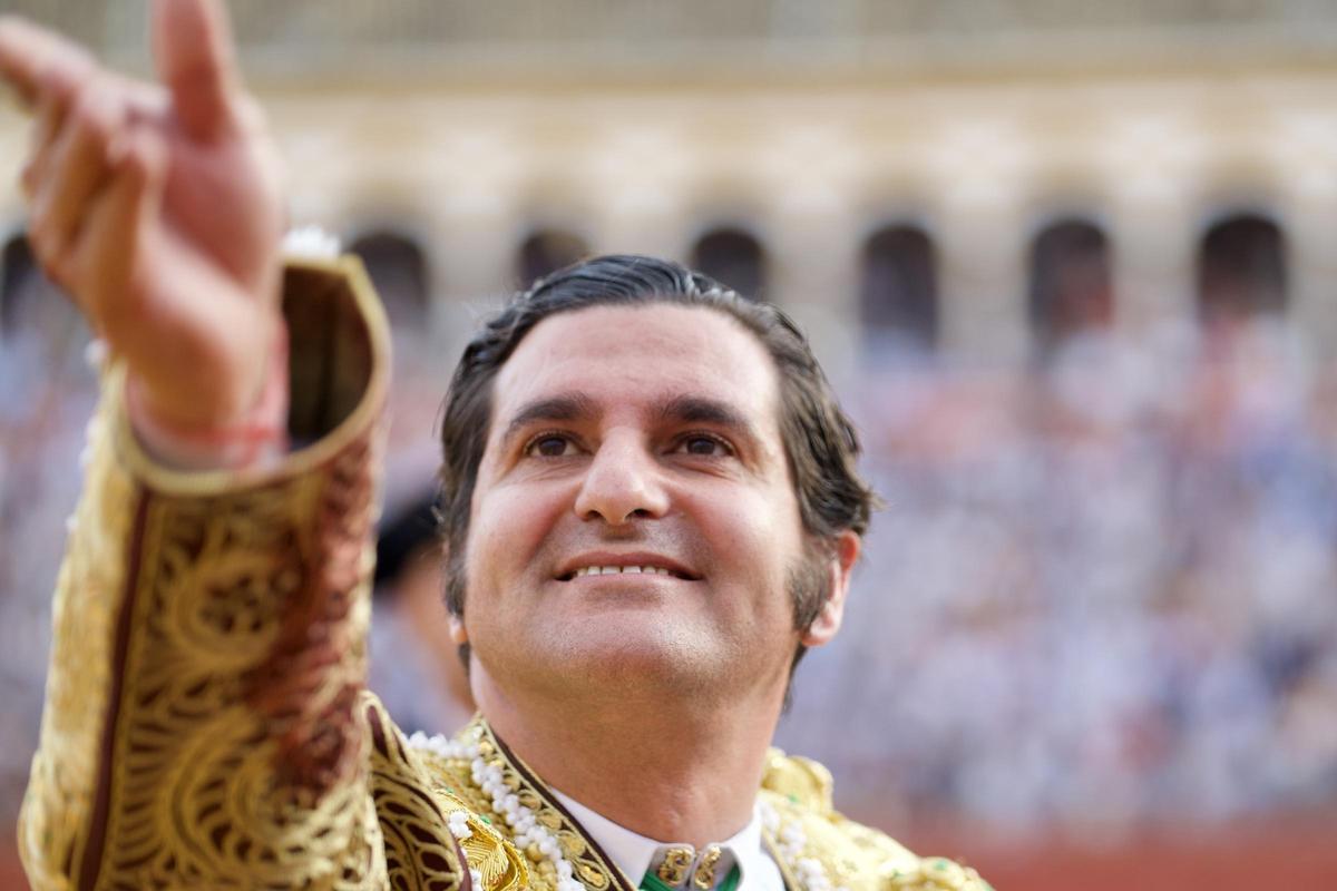 Morante fue sacado en volandas de la plaza de Sevilla en una respuesta popular pese a no cortar orejas.