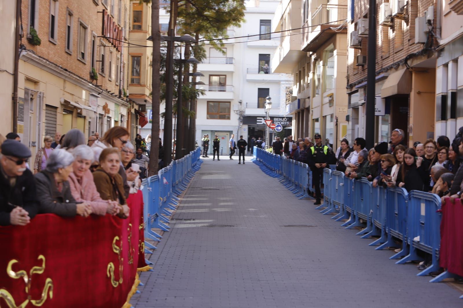 Gandia sale a la calle para recibir a los Reyes Felipe y Letizia