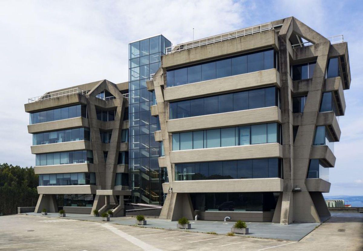 Edificio Utande. Domingo Tabuyo, 1979. Este singular inmueble situado en Bergondo estuvo desocupado durante años, ahora está ocupado y se ha convertido en «emblemático» del brutalismo coruñés.