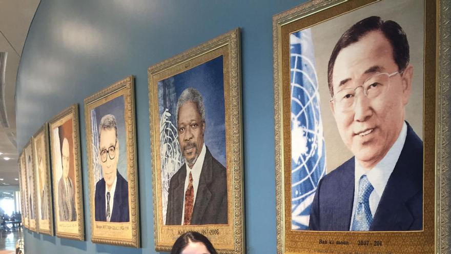 Celia de la Hoz, en la ONU, junto a los retratos de Ban Ki-moon, Kofi Annan y el resto de exsecretarios generales.