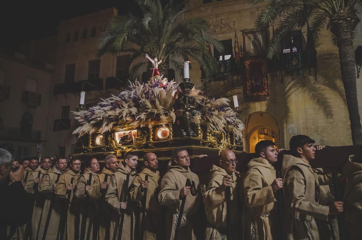 Un baño de devoción al Cristo de Zalamea en Elche Un baño de devoción al Cristo de Zalamea en Elche