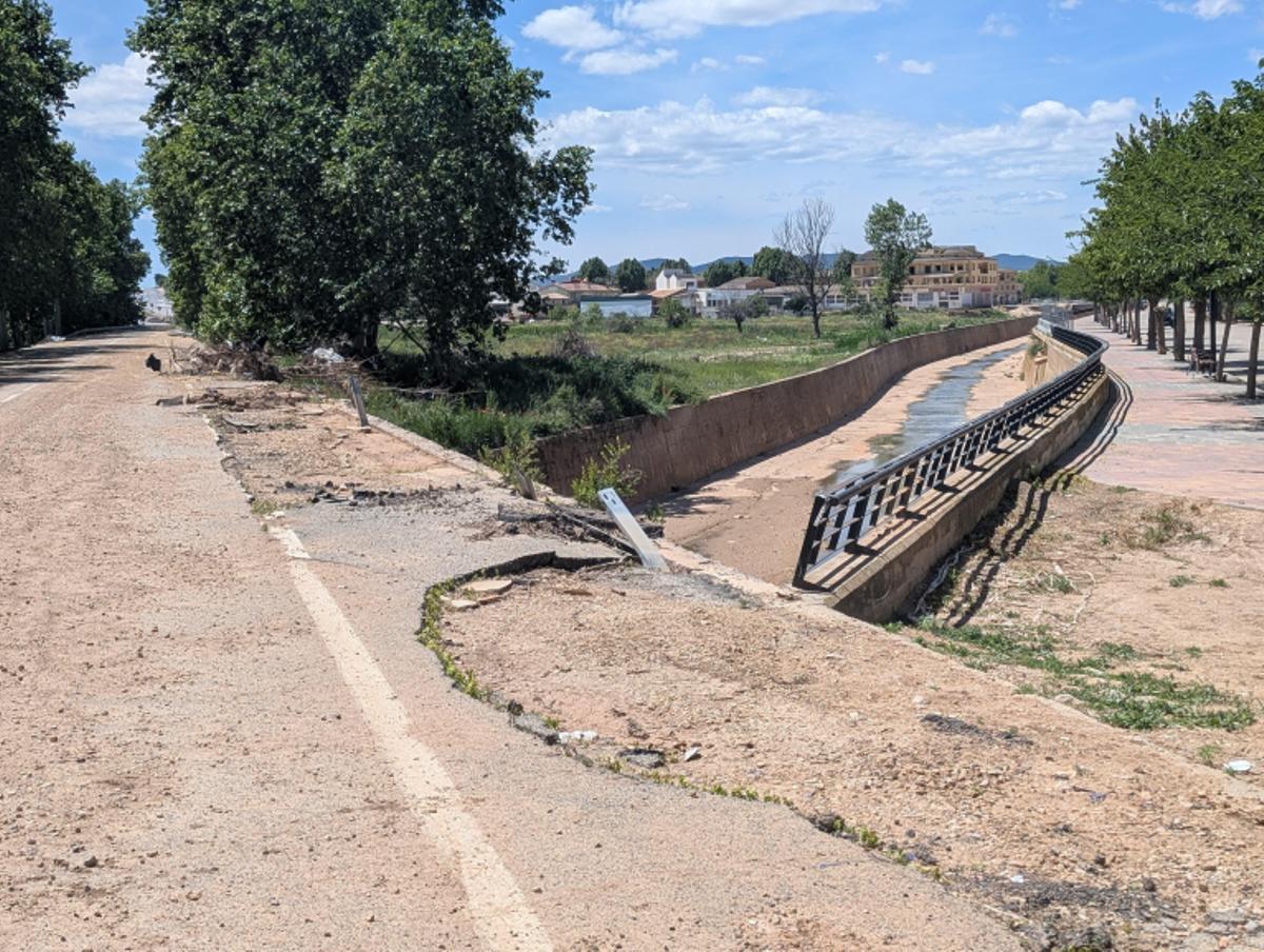 La carretera N-III y el cauce del Magro.