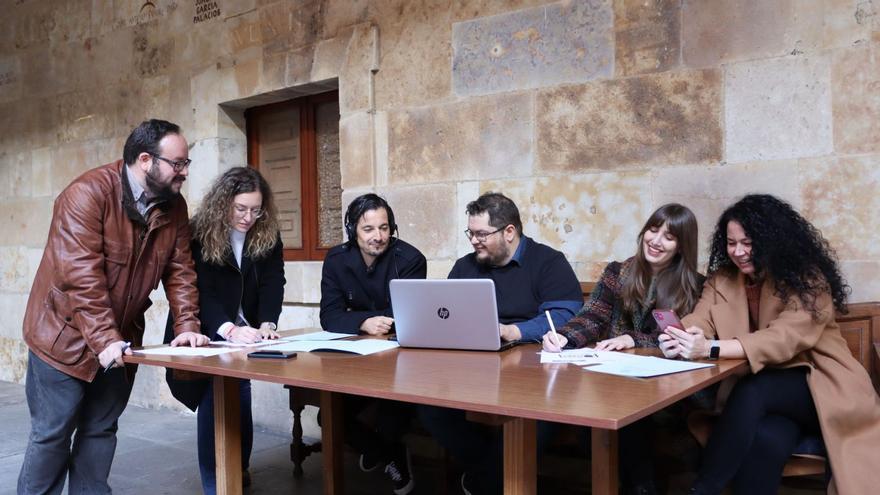 El profesor Daniel Escandell (de pie) junto a parte del grupo que trabaja desde la USAL en el proyecto sobre podcast para docentes.