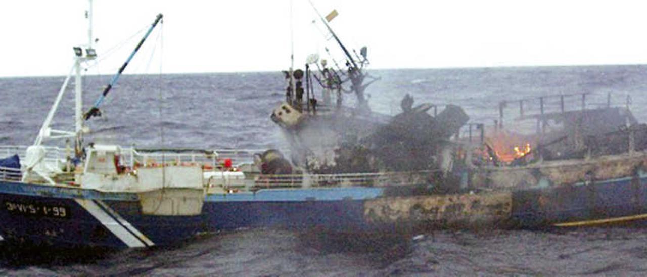 Las llamas, activas todavía a la mañana siguiente  |  Cuando la tripulación del Guariste Primero volvió a ver la luz del sol a la mañana siguiente a bordo del Balueiro Segundo, se acercaron al barco para comprobar su estado. El propio patrón, Ignacio Coya, tomó esta fotografía en la que se aprecia como el fuego aún no se había extinguido tras haber consumido el puente y la popa, pero comprobó que el buque seguía a flote.