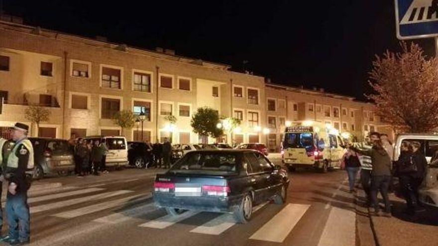 La Policía Local y la ambulancia en el lugar del atropello instantes después de los hechos.