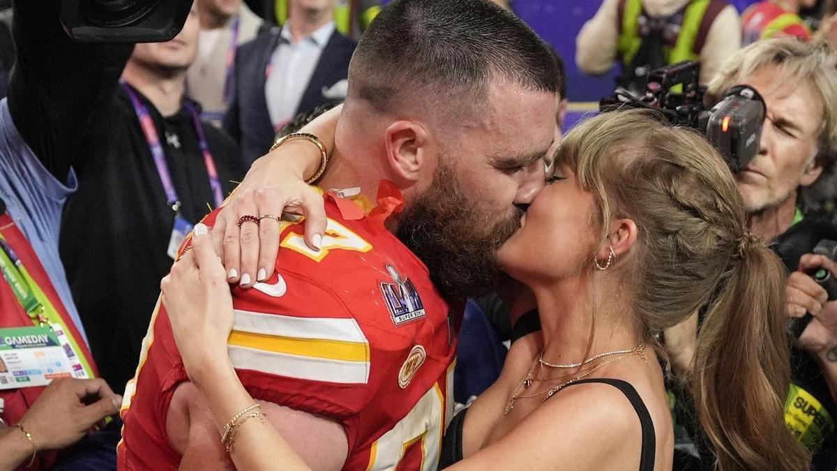 Taylor Swift i Travis Kelce, fent-se un petó després de la victòria dels Kansas City Chiefs en la Super Bowl