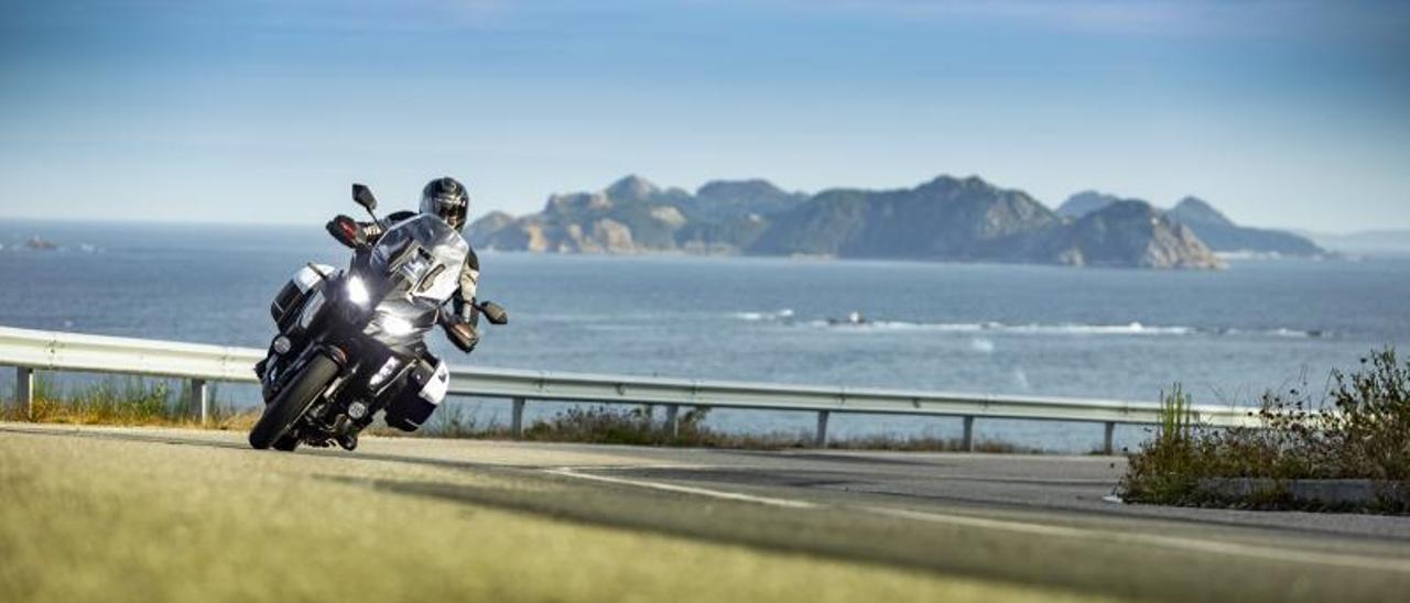 Juan Noguerol, con las Cíes al fondo, en la imagen promocional de la Volta a Galicia. |  // AJ1 STUDIOS