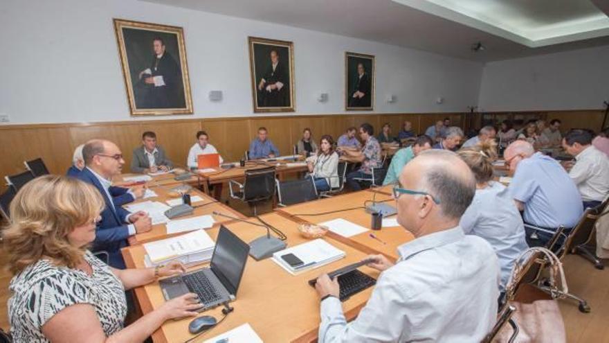 Consejo de Gobierno ayer en la Universidad de Alicante en el que se aprobó el Plan de Estudios del grado de Medicina.