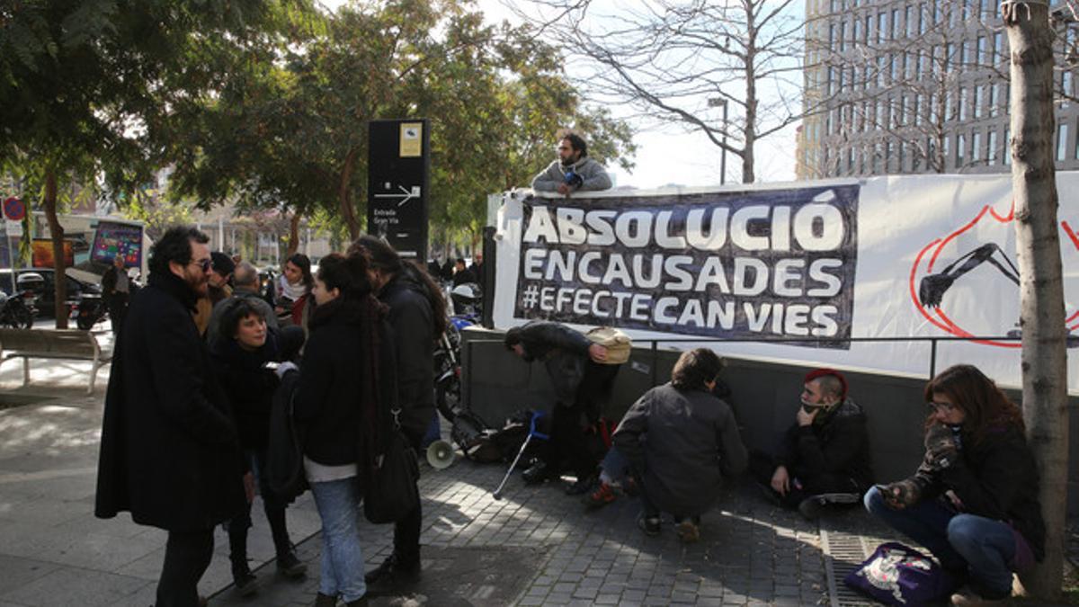 Movilización de apoyo ante los juzgados por el 'caso Can Vies'.