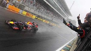 Vettel avança amb bandera groga.