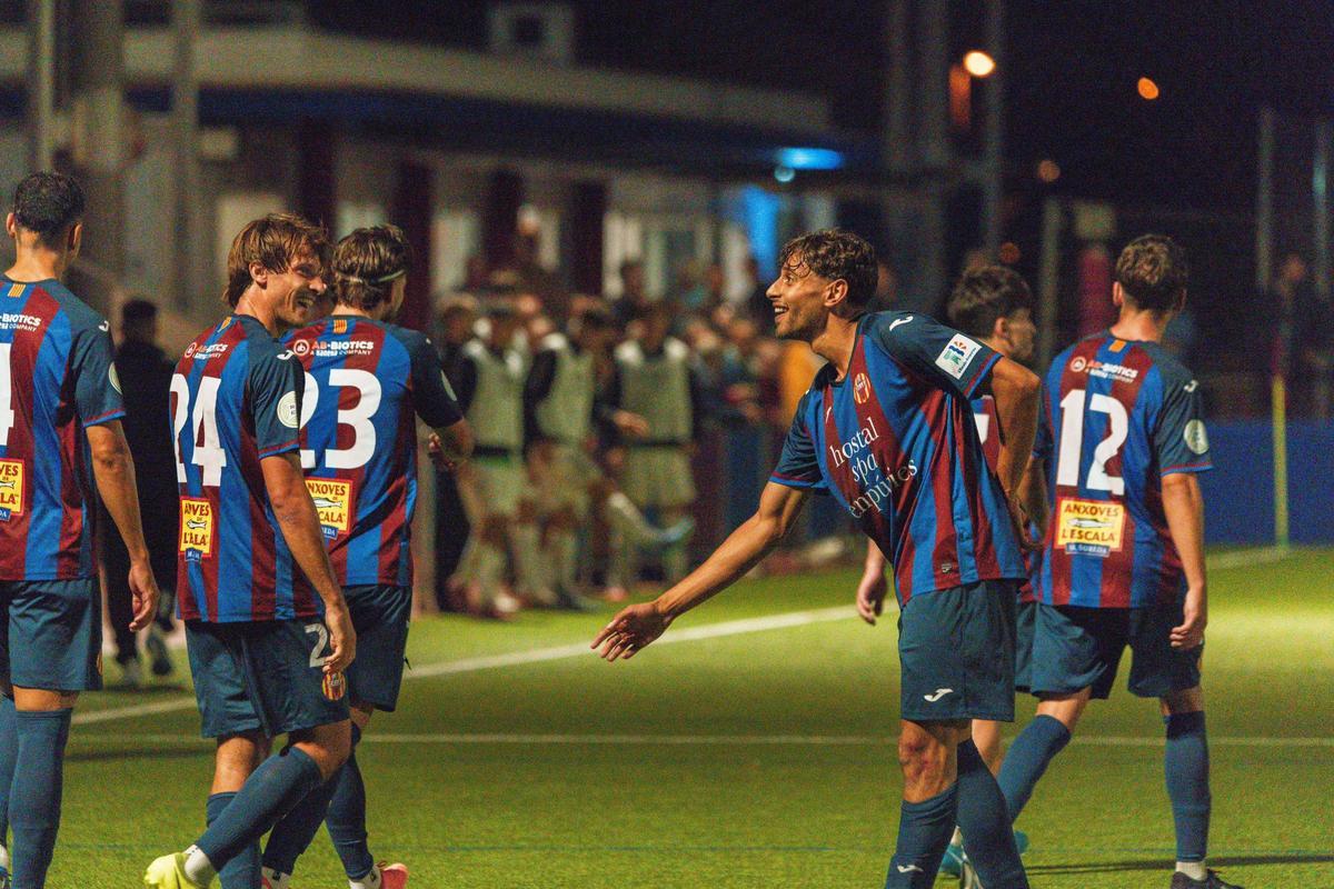 Youssef Zayzoun celebra un gol amb l'Escala