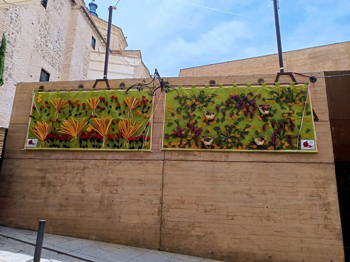 Los dos murales rectangulares de Azucaica Teje de la calle Trinidad