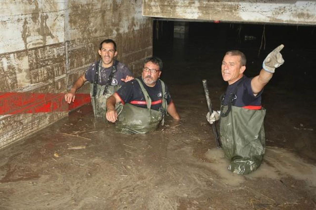 Tres efectius del cos de bombers treballen en un soterrani d’Aguilar de la Frontera.