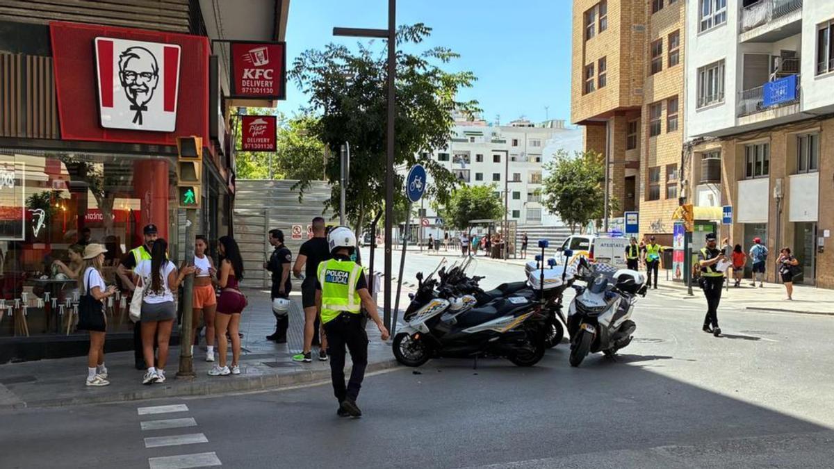 Agentes de Policía Local atienden a la denunciante.