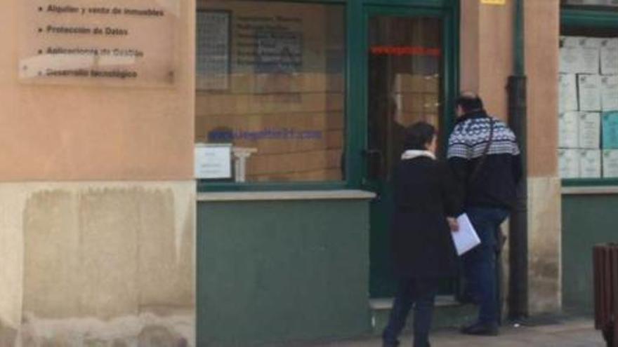 Dos afectados a las puertas de la asesoría, ubicada en la calle Pedro Herrero, en Carreño.