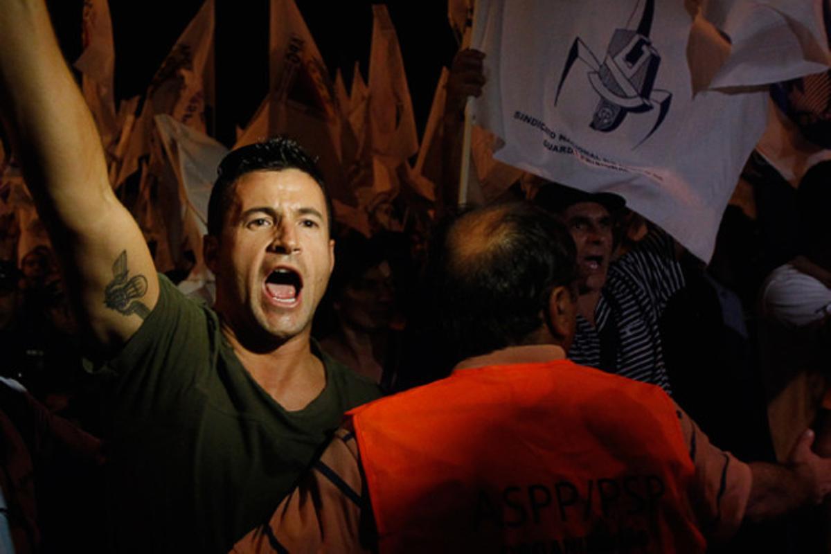 Policies portuguesos es manifesten contra les retallades salarials davant del Ministeri de Finances a Lisboa.