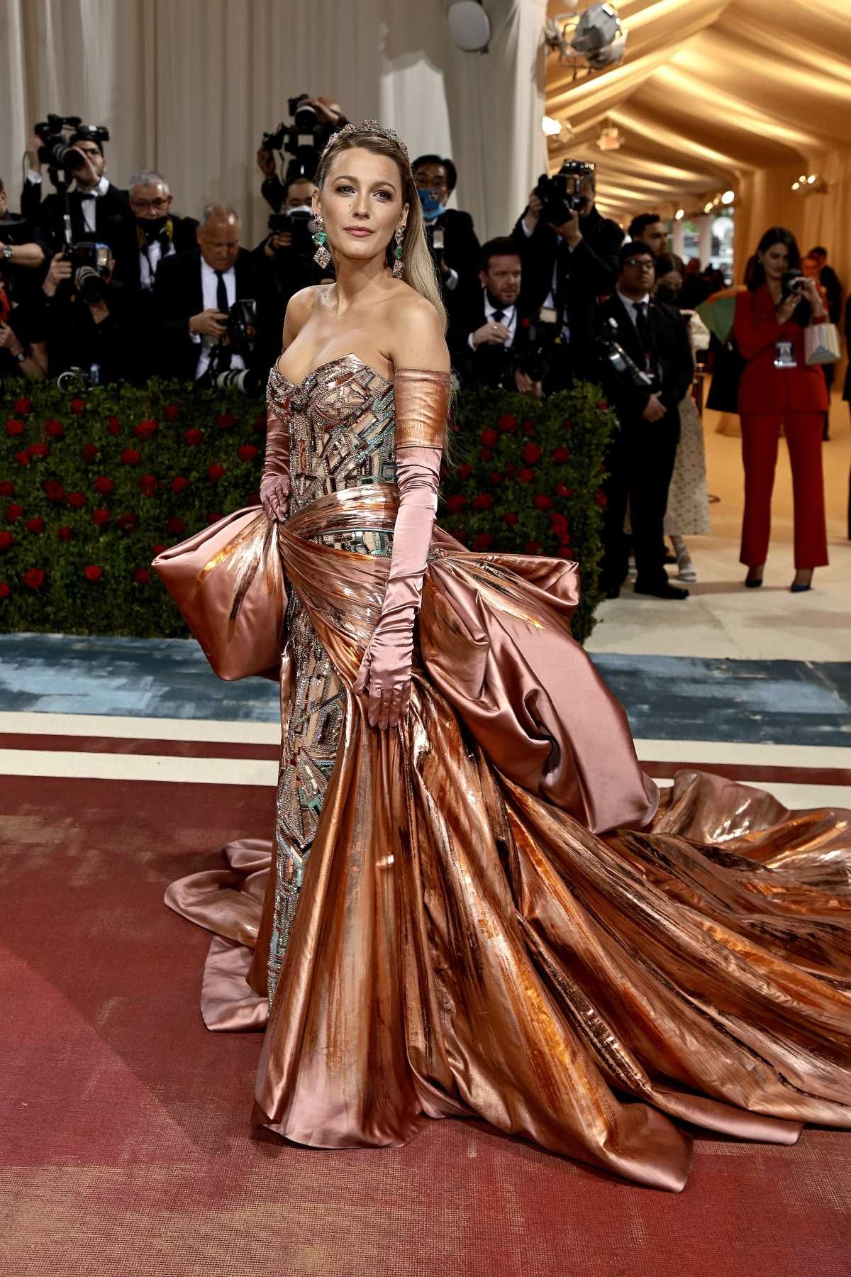 Blake Lively en la Gala MET 2022 con un vestido de Atelier Versace