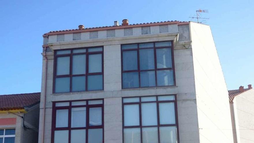 La &quot;Operación Esquí&quot; se desarrolló en un edificio de la avenida de A Ponte isleña. // Noé Parga