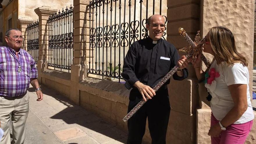 La Cruz del Niño de Mula ha llevado fuerzas y esperanzas a vecinos y a varias personas impedidas de la localidad con su tradicional visita a las casas de los enfermos.