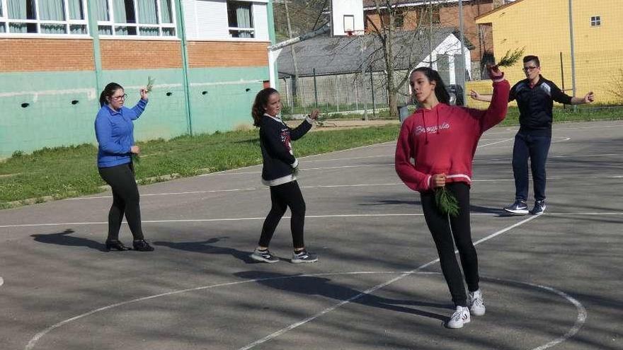 Intérpretes del corri corri de Cabrales ensayando la danza.