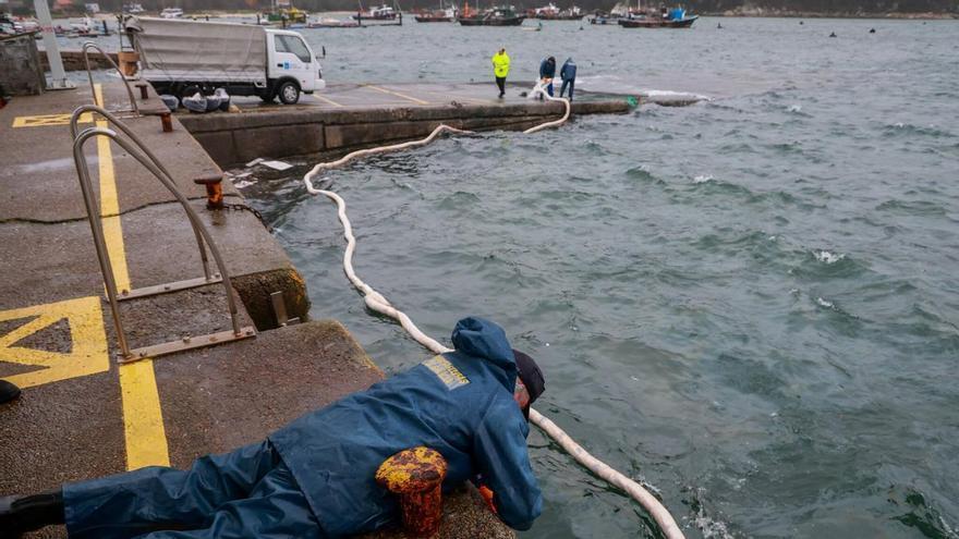 Investigan el naufragio en Pontevedra de un barco con 12.000 litros de gasóleo en bidones a bordo