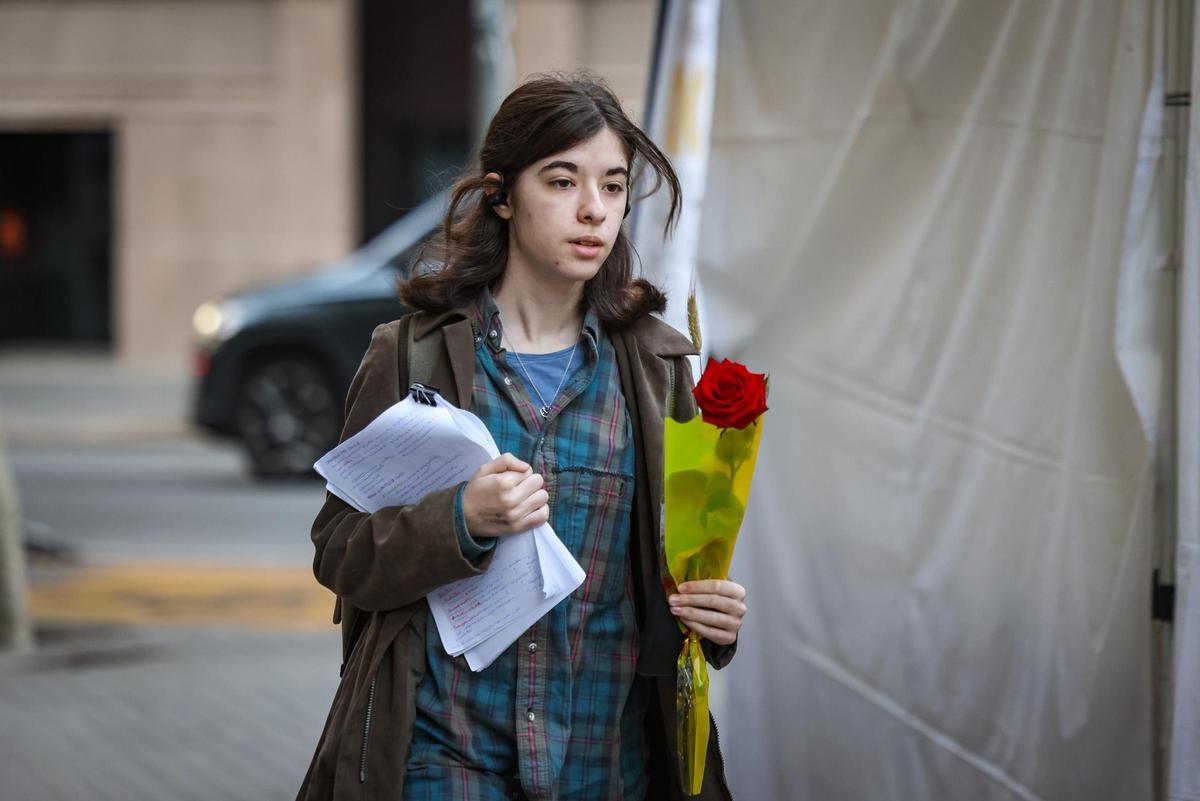 Una chica con una rosa, en Barcelona.