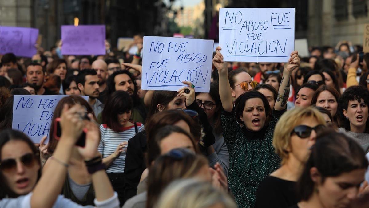 Concentración en la plaza de Sant Jaume, de Barcelona, contra la sentencia de La Manada, en abril de 2018.