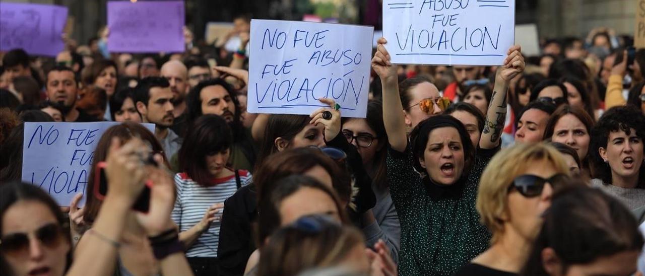 Concentración en la plaza de Sant Jaume, de Barcelona, contra la sentencia de La Manada, en abril de 2018.