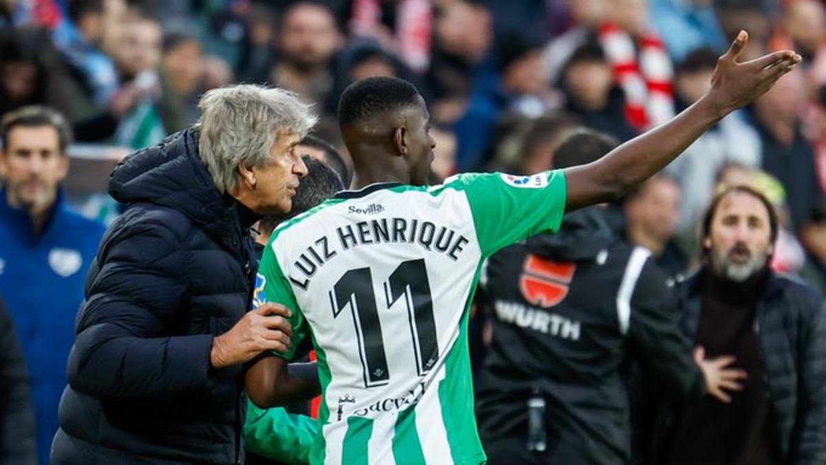 Pellegrini, junto a Luiz Henrique, en partido del Betis.