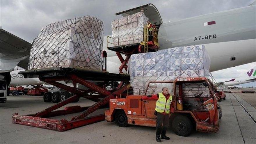 Llega a Barajas un avión con 113 toneladas de material sanitario para Madrid