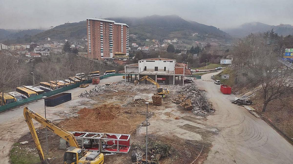 Solar de la vieja estación de buses de O Pino, en fase de demolición para el centro de mayores.   | // FDV