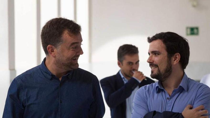 Garzón (derecha), con el coordinador de IU en Andalucía, Antonio Maíllo.