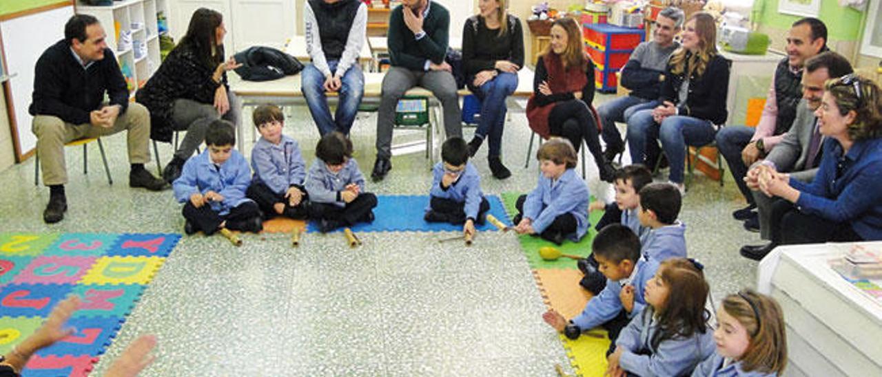 Padres, alumnos y profesores en un aula de Primaria.