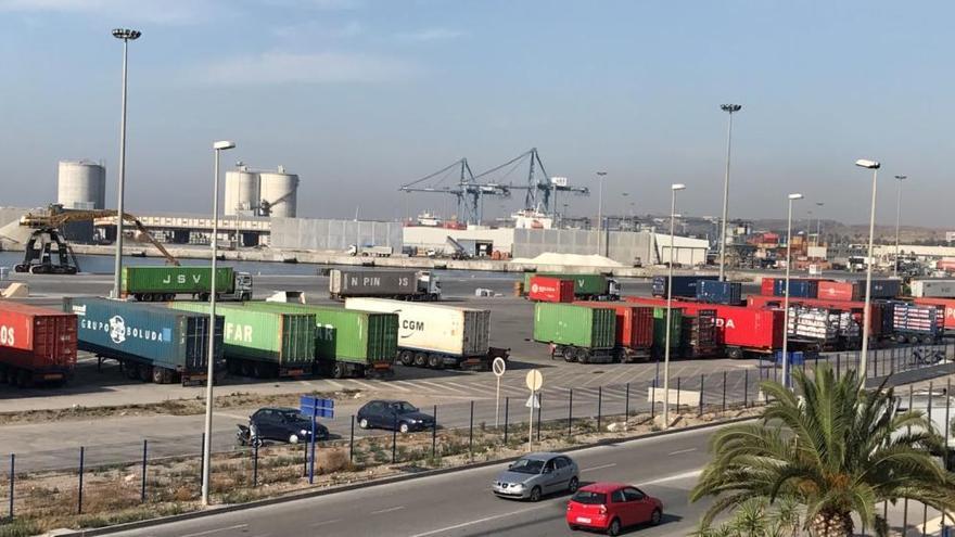 Colas de camiones en el Puerto tras las 48 horas de huelga de la estiba