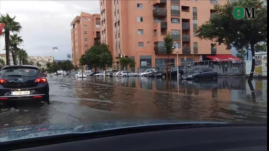 Calles inundadas en el paseo marítimo de Huelin